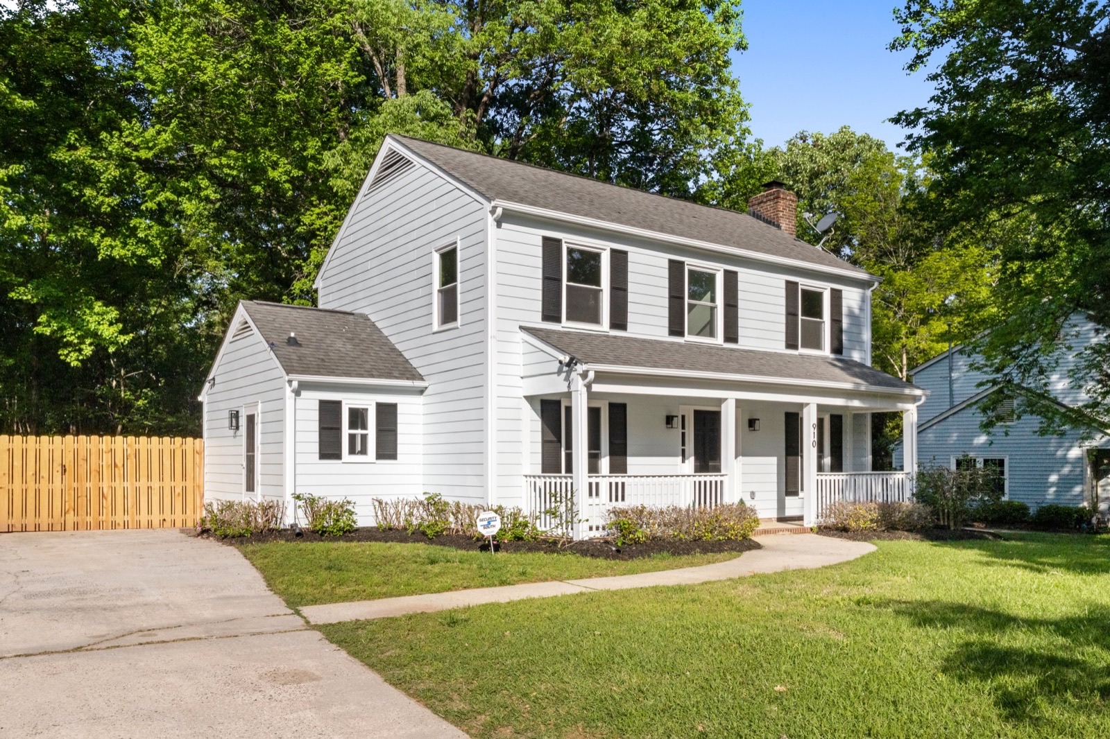 910 Lightwood Dr — exterior